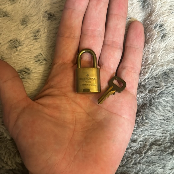 Men’s or Women’s LV Key With Lock! #339! Excellent condition & preloved! - Picture 4 of 4